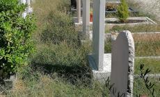 "Cimitero di Marore: erba così alta che copre le tombe" - Foto