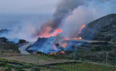 Incendio a Pantelleria: turisti in fuga, evacuate le ville dei vip