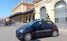 Via XX Settembre,  distrugge porte e arredi di un albergo poi si scatena con le auto in sosta in via Verdi: arrestato 53enne