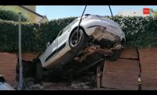 Distrugge (incastrandole) le sue due Porsche facendo una manovra sola