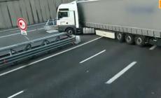 Pericolosa inversione a "U" di un tir  e di un'auto sull'A10 a Genova - Video