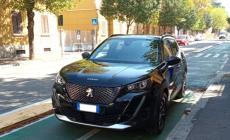 Parcheggio selvaggio in viale Piacenza: l'automobilista  lascia  il Suv  sulla pista ciclabile e se ne va