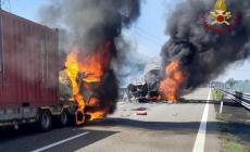 Incidenti stradali: cisterna in fiamme dopo lo scontro, A21 chiusa per ore. Due morti 