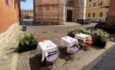 Nella piazza più bella per assaporare salumi e formaggi
