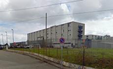 Trovato pallone da calcio pieno di telefoni davanti al carcere di Teramo
