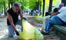 L'avvocato che raccoglie i tappi al parco Ducale
