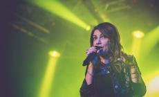 Choc al concerto di Cristina D’Avena a Ladispoli. 65enne si spoglia e molesta le fan, salvato dal linciaggio dagli agenti