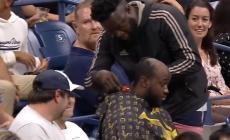 Us Open: lo youtuber che si fa tagliare i capelli in tribuna durante il match
