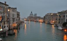 Come in un film e non è il Festival del Cinema: ruba un taxi e sfreccia nel Canal Grande. Fermato dalla polizia, pistole in mano