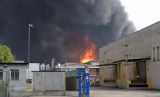 Maxi-incendio con esplosione in un'azienda petrolchimica nel Milanese: sei feriti, uno è grave. Sul posto anche una squadra di vigili del fuoco da Parma