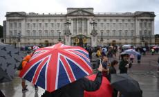 La regina Elisabetta sta male. Tutti i reali a Balmoral. BBC, conduttori in nero: "un annuncio ulteriore  potrebbe arrivare in qualsiasi momento" - Protocollo &ldquo;London Bridge&rdquo;: cosa succeder&agrave; se dovesse morire la sovrana