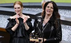 Festival del Cinema di Venezia: Leone d'oro a "All  the beauty and the bloodshed".  Premiati Colin Farrell, Cate Blanchett e il cineasta detenuto in Iran,  Jafar Panahi - Tutti i premi