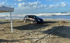 Forte dei Marmi, risveglio con auto "spiaggiata" tra il bagno Isola e il bagno Paradiso - Video