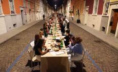 Sfondo a colori, gusto e solidarietà: ecco la Cena di via della Salute - Le foto