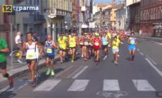 Parma mezza maratona: i podisti colorano la città. Record di iscritti alla 21 km - Video