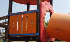 "Al parco Cervi e Fernandel scivolo rotto" e altre "firme" lasciate dai vandali - Foto
