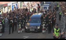 Il corteo funebre a Edimburgo della regina Elisabetta, Carlo dietro il feretro - Video