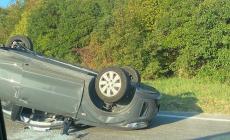 Scontro tra due auto alla rotatoria della tangenziale di Collecchio: una si ribalta, un ferito