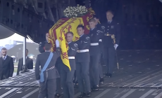 Il feretro della regina Elisabetta ha lasciato Edimburgo ed è arrivato a Londra - Video 