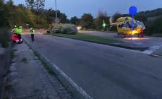 Paurosa caduta in moto a Tabiano: dal campo l'elisoccorso si rialza e atterra in strada - Video