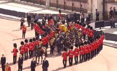 Il feretro della regina (seguito da tutta la famiglia) passa da Buckingham palace a Westminster - Video