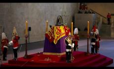 Omaggio al feretro della Regina Elisabetta: coda di 5 km e processione notte e giorno - Video