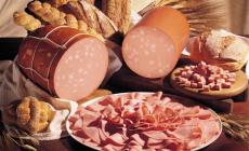 Sospesi dal lavoro per aver mangiato due fette di mortadella, l'azienda di Correggio: "Non erano scarti". E' battaglia
