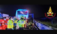 Tir tampona un bus nella notte in A1, 6 passeggeri in ospedale