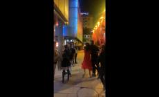 Video di Balotelli barcollante fuori da un locale a Losanna. Il suo club: "E' a riposo per una bronchite"