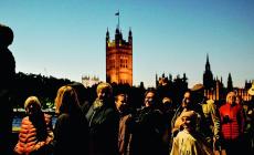 Londra, tutti in fila anche di notte:  l'omaggio a Elisabetta