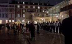  Il Regno sprofonda nel silenzio in onore di Elisabetta - Il video a Covent Garden 