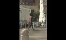 Completamente nudo in piazza Garibaldi. Fermato in stato confusionale -  Guarda il video  