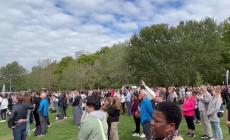 Il rispettoso silenzio della folla a Hyde Park - Video