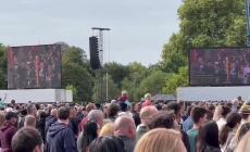 La folla, l'inno, l'ultimo saluto alla loro regina - Video
