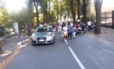 "Auto in via Puccini quando escono i bambini da scuola: la strada deve essere chiusa per evitare una tragedia"