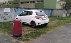 Auto parcheggiate  sulle aiuole  in via Newton: "E' così ogni volta che si vota e nessuno controlla"