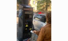 Nuovi parcometri,  ora la sosta in strada si può pagare  con la carta di credito