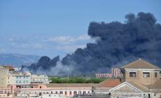 Incendio vicino alla stazione Termini a Roma, grossa nube e fumo sul centro. La causa: il rogo di 10 motorini
