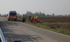 Un altro drammatico incidente: 29enne finisce fuori strada con la moto e muore a Roncole Verdi