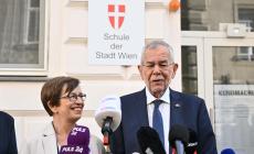 Austria, rieletto il presidente Van der Bellen. Exploit del partito della birra: è terzo 