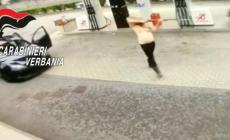Sperona 15 auto e punta una carabina ai carabinieri: era sotto l'effetto di droga - Video