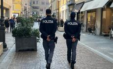 Via Mazzini, i poliziotti lo vedono mentre porta via una bici con la catena ancora alla ruota: denunciato