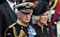 Re Carlo sarà incoronato con Camilla il 6 maggio: la cerimonia low cost che ad alcuni piace, ad altri no