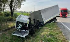 Scontro tra due camion in via Emilio Lepido alle porte di Parma: un mezzo pesante finisce nel fosso. Un ferito. Traffico bloccato