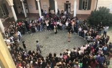 Brescia, la preside chiede al bidello di pulire l'auto. Lei: "Si è offerto". Studenti e prof occupano il cortile del liceo