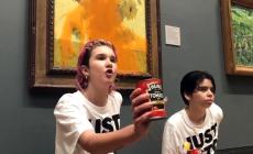 Londra,  ambientalisti lanciano una zuppa di pomodoro contro "I girasoli" di Van Gogh