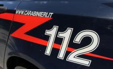Doveva essere a casa e invece l'hanno trovato a passeggio in via Murgia: 37enne reagisce con calci e pugni