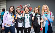 "All'ospedale di corsa" e con un lungo serpentone di sorrisi: ecco le foto