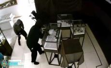 Tre minuti e la rapina (in gioielleria a Manhattan) frutta mezzo milione di dollari: i ladri in azione - Video
