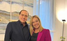 Finito l'incontro Meloni-Berlusconi: "Centrodestra unito alle consultazioni" - Video: l'arrivo del cav, lei sorridente, lui la prende sottobraccio